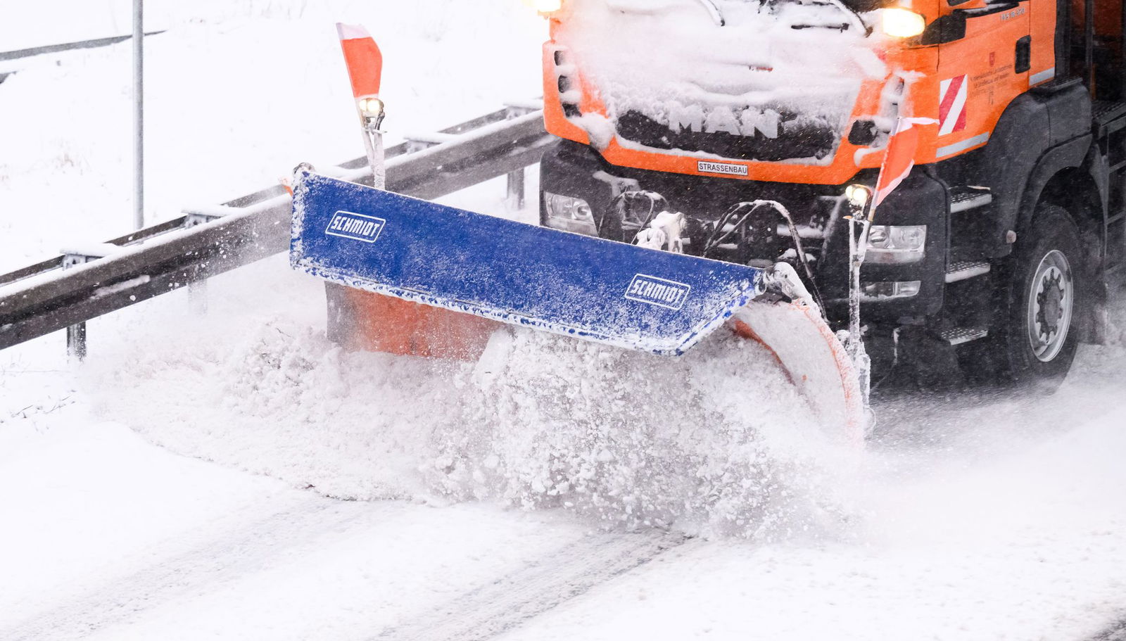Ein Schneepflug ist im Nordschwarzwald verunglückt. (Symbolbild)