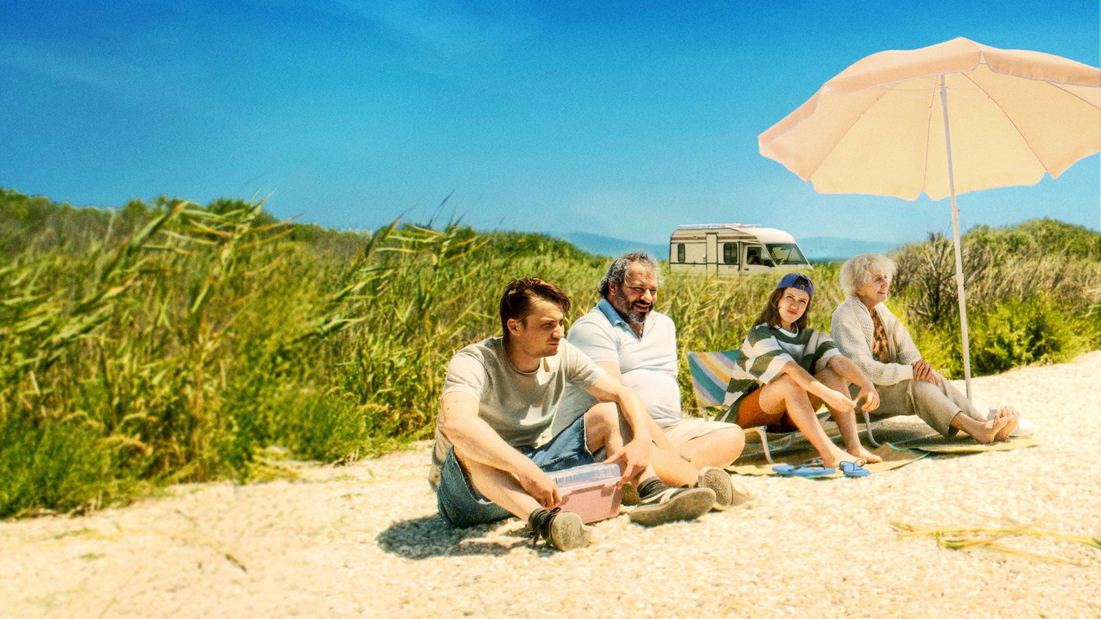 Pierre Lottin (v.l.n.r.) als Rudy, David Ayala als Bruno, Juliette Gasquet als Anna und Helene Vincent als Marie in einer Szene des Films «Bon Voyage - Bis hierher und noch weiter».