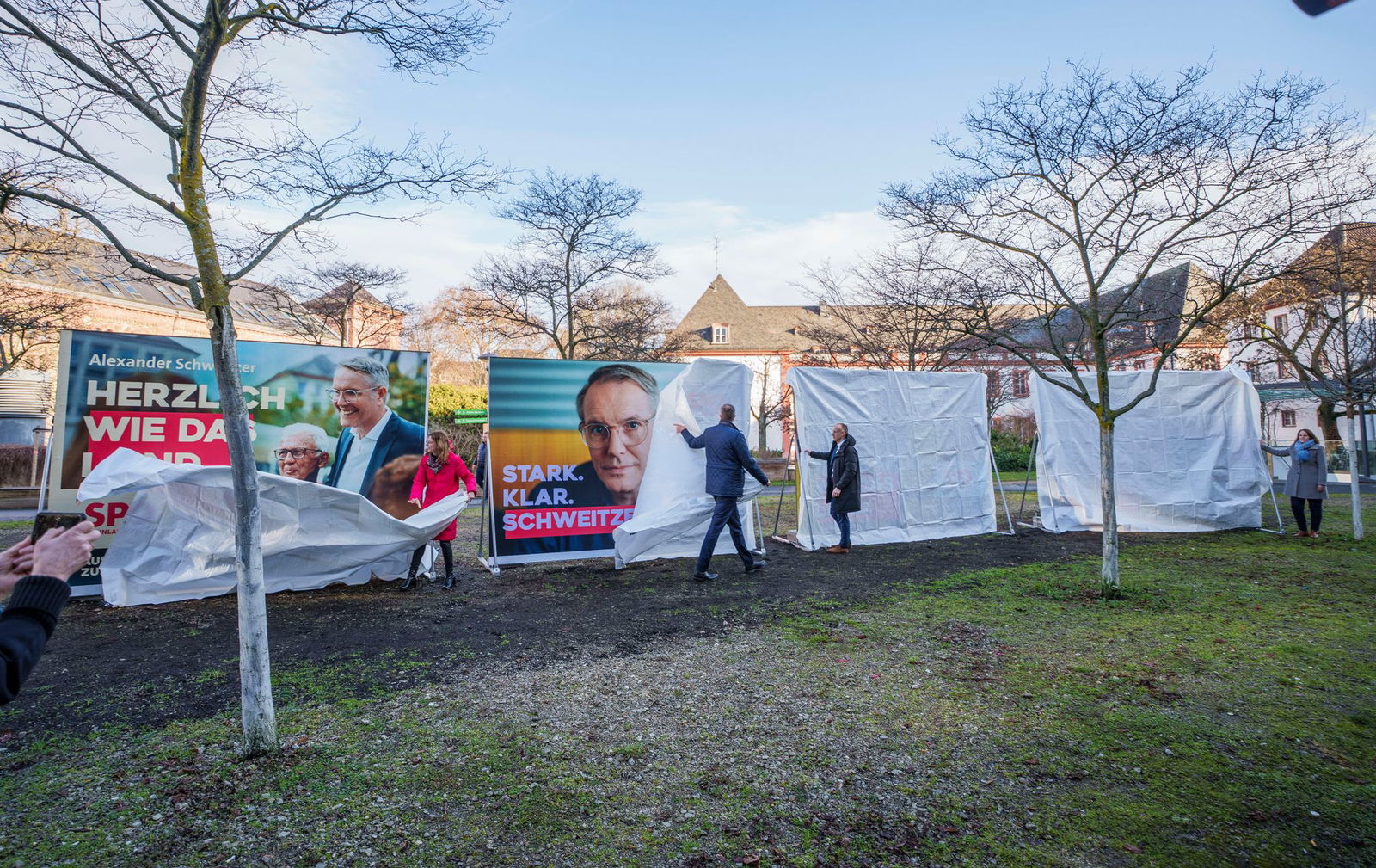 «Herzlich, stark, tatkräftig, offen und verlässlich» präsentiert die SPD ihren Spitzenkandidaten Schweitzer und Rheinland-Pfalz auf den Wahlplakaten. 