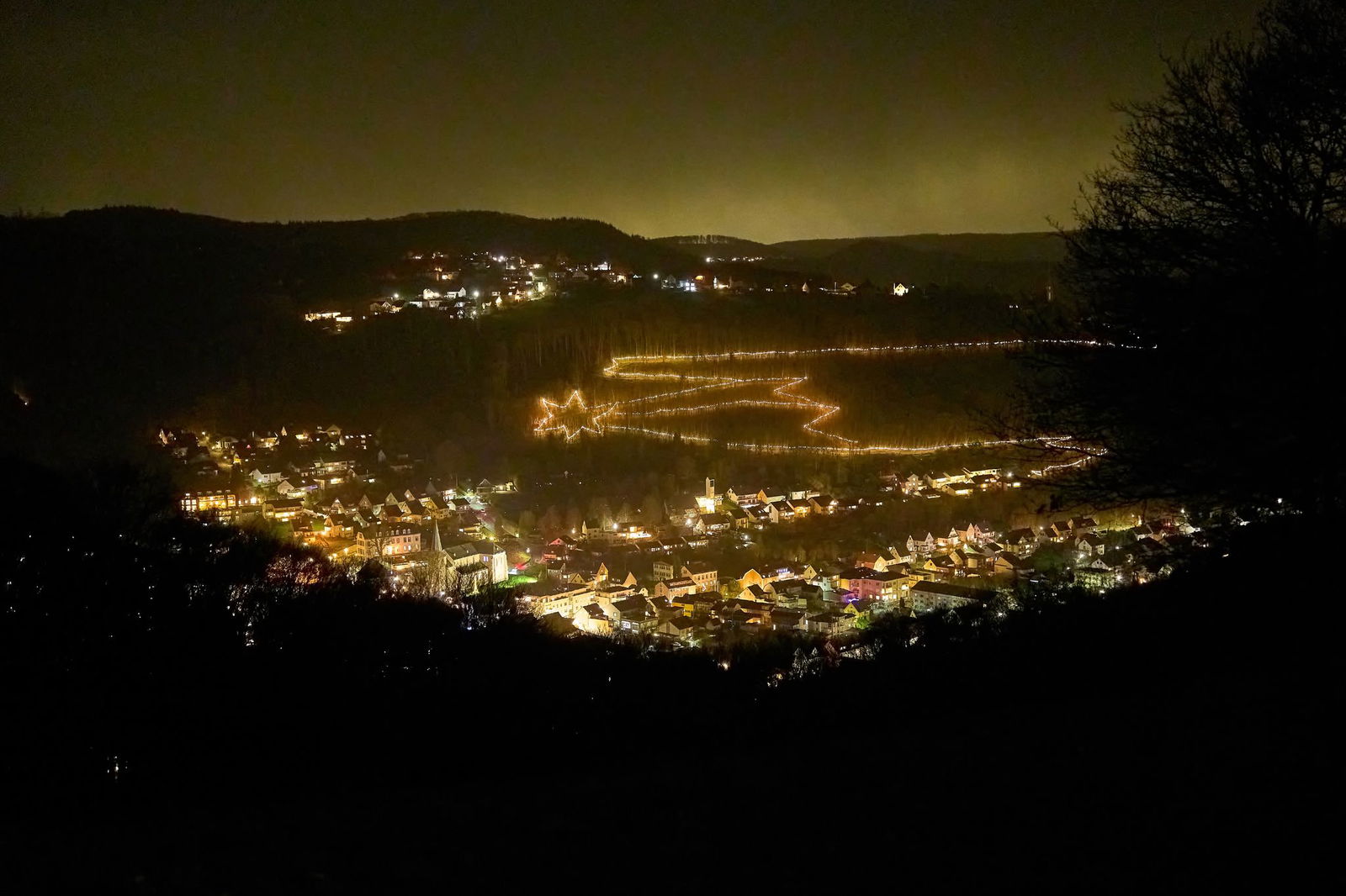 Der «Stern von Betlehem» beleuchtetet mit 3500 Lichtern den Wald über Waldbreitbach. (Archivbild)