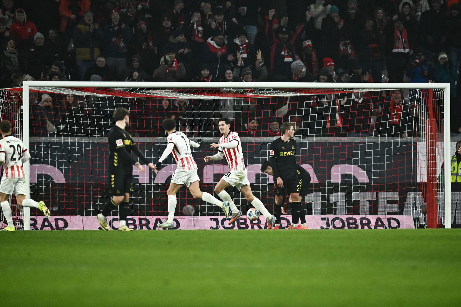 Trifft derzeit wie am Fließband: Freiburgs Igor Matanovic (2.v.r.).