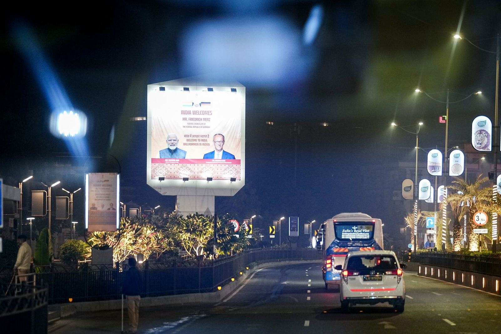 Mit großen Schildern heißt Modi seinen Gast willkommen.