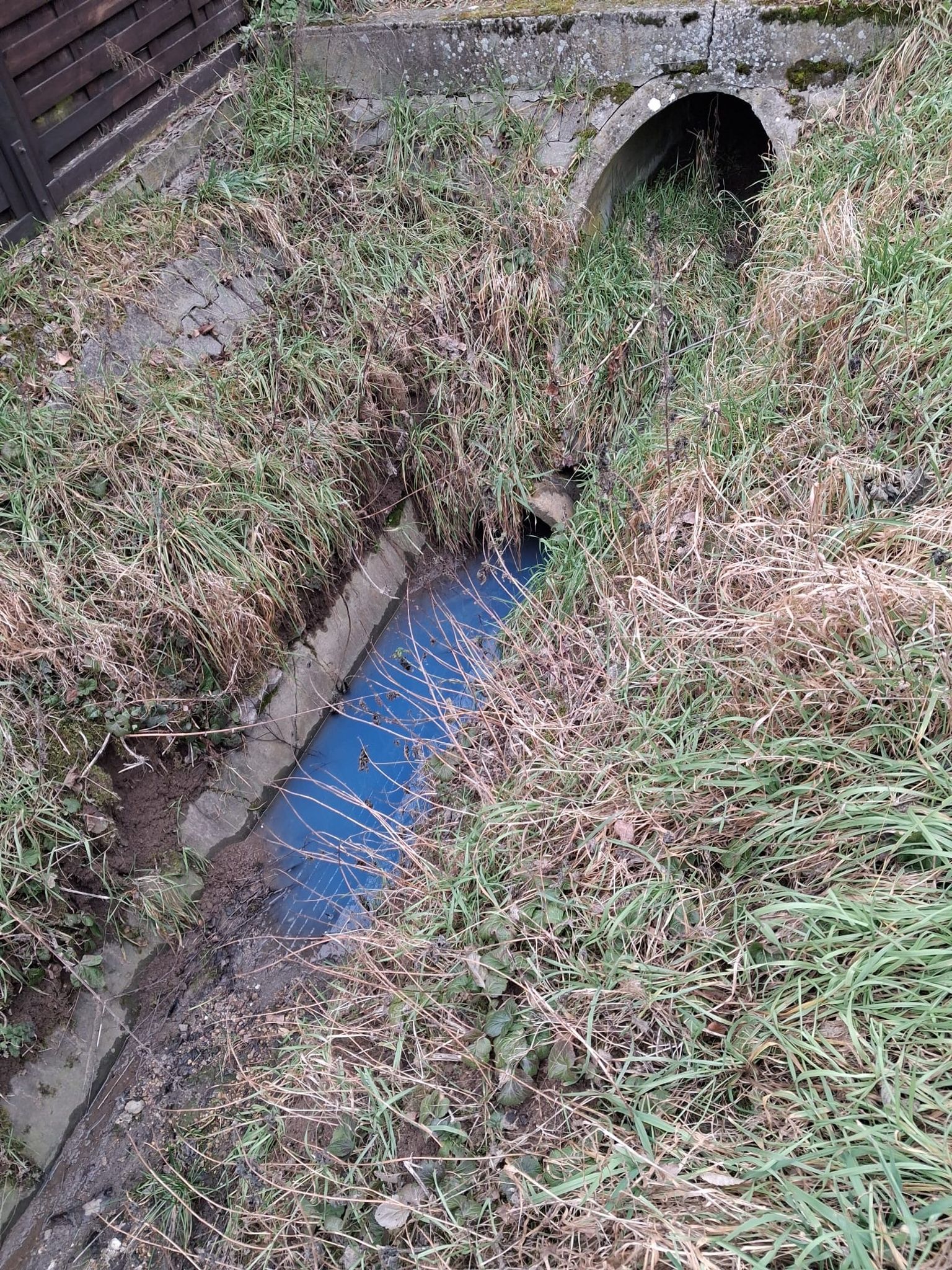 Am Dienstag wurde die Feuerwehr zunächst zu der blauen Verfärbung im Abwasserkanal gerufen.
