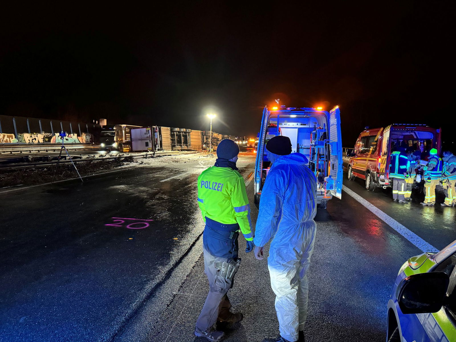 Nach einem schweren Lastwagenunfall war die A2 bei Herford stundenlang gesperrt.
