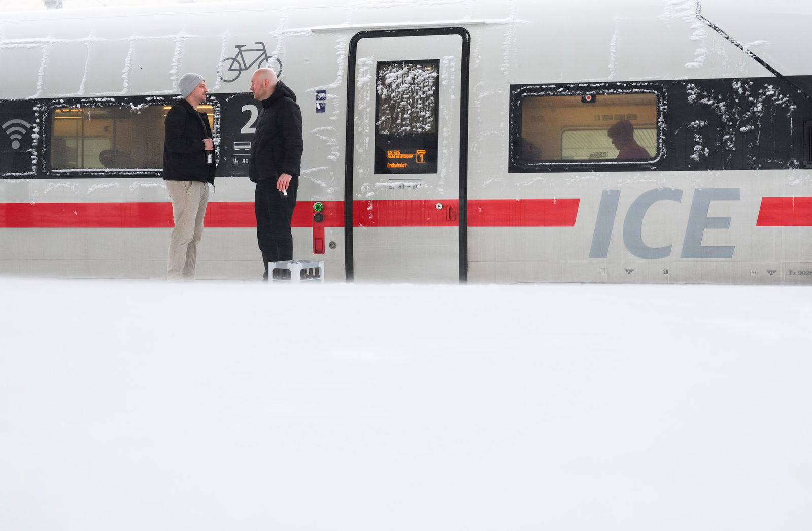 Gute Laune trotz unfreiwilligen Stopps auf dem Weg nach Freiburg: Zwei HSV-Fans auf dem Bahnsteig in Hannover.
