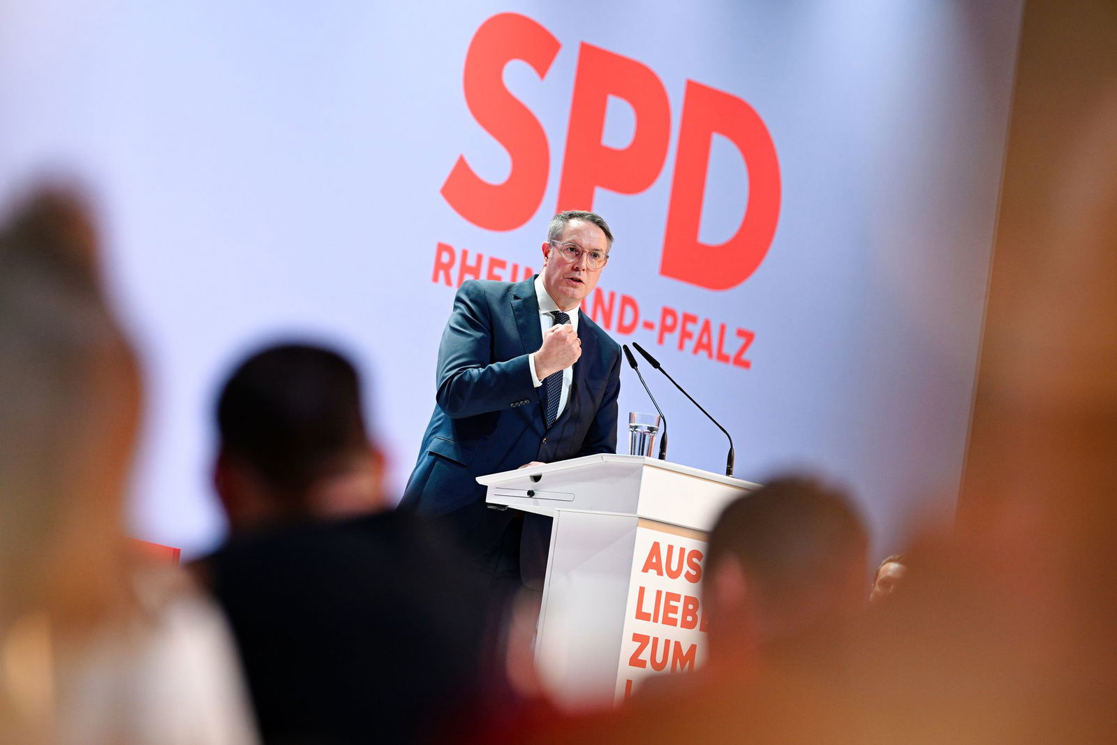 Soziale Gerechtigkeit müsse jeden Tag erkämpft werden, sagte Schweitzer und erinnerte daran, dass er der erste in seiner Familie war, der Abitur gemacht hat. 