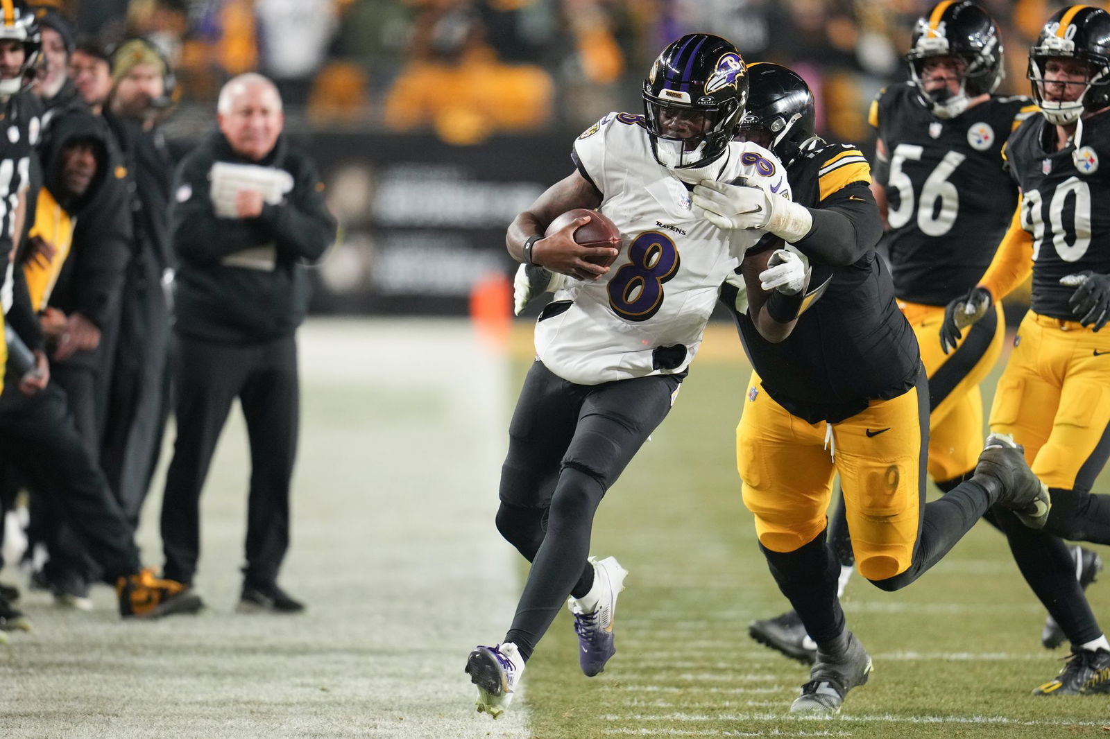 Lamar Jackson (8) und die Baltimore Ravens verpassten hauchdünn die Playoffs.