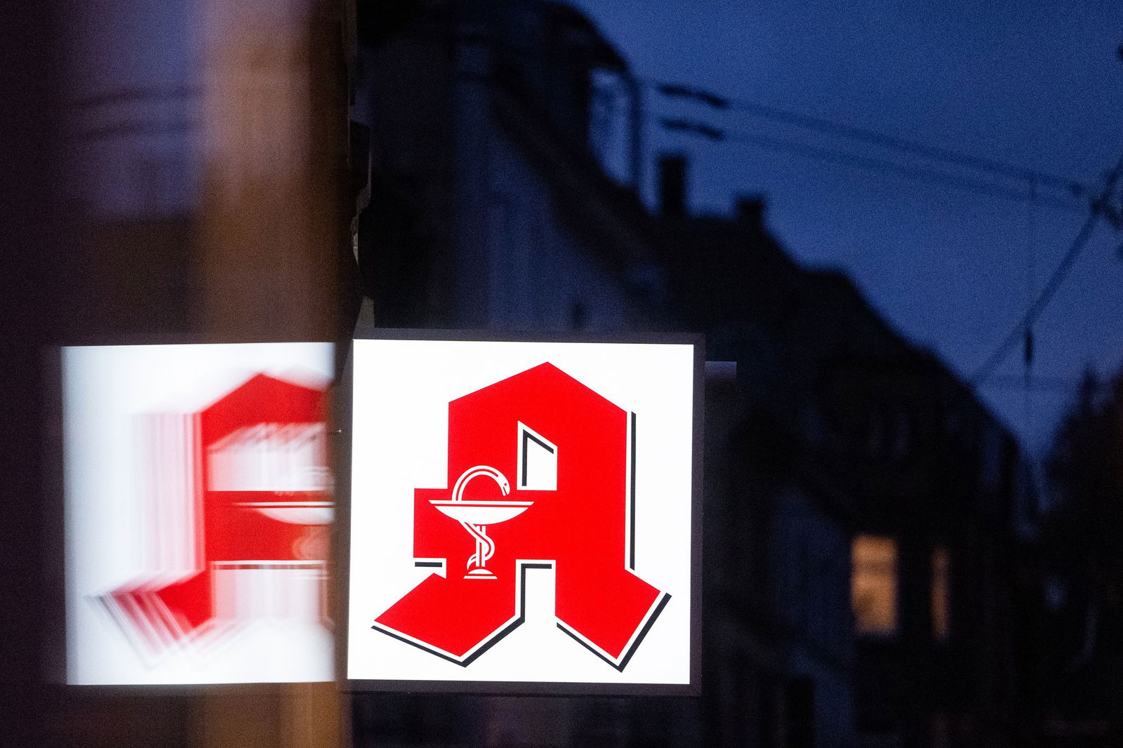 Für viele Menschen im Südwesten wird der Weg zur Apotheke länger. (Archivbild)