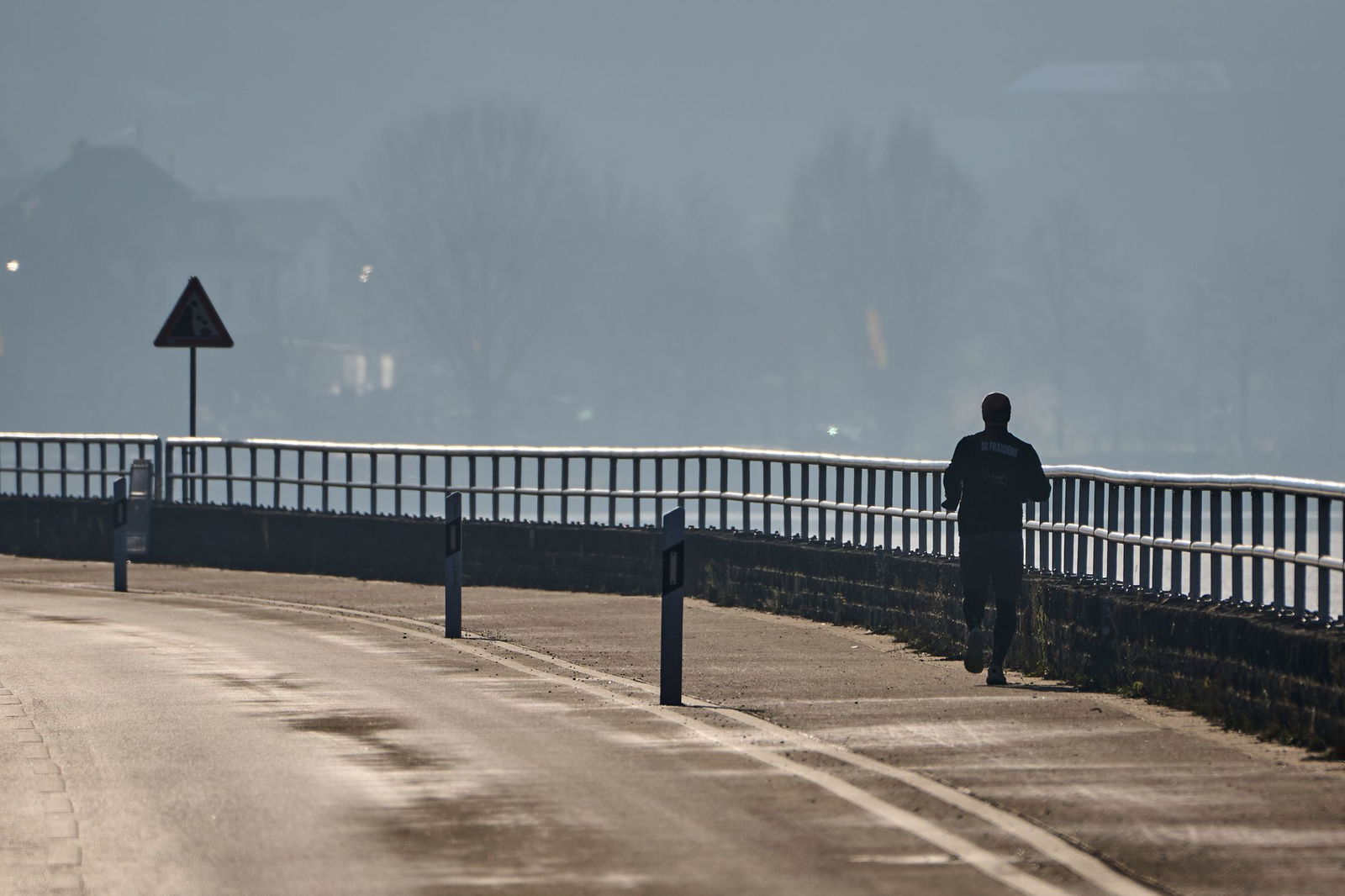 Gefrierender Regen kann die Straßen am Morgen glatt machen. (Archivbild)  