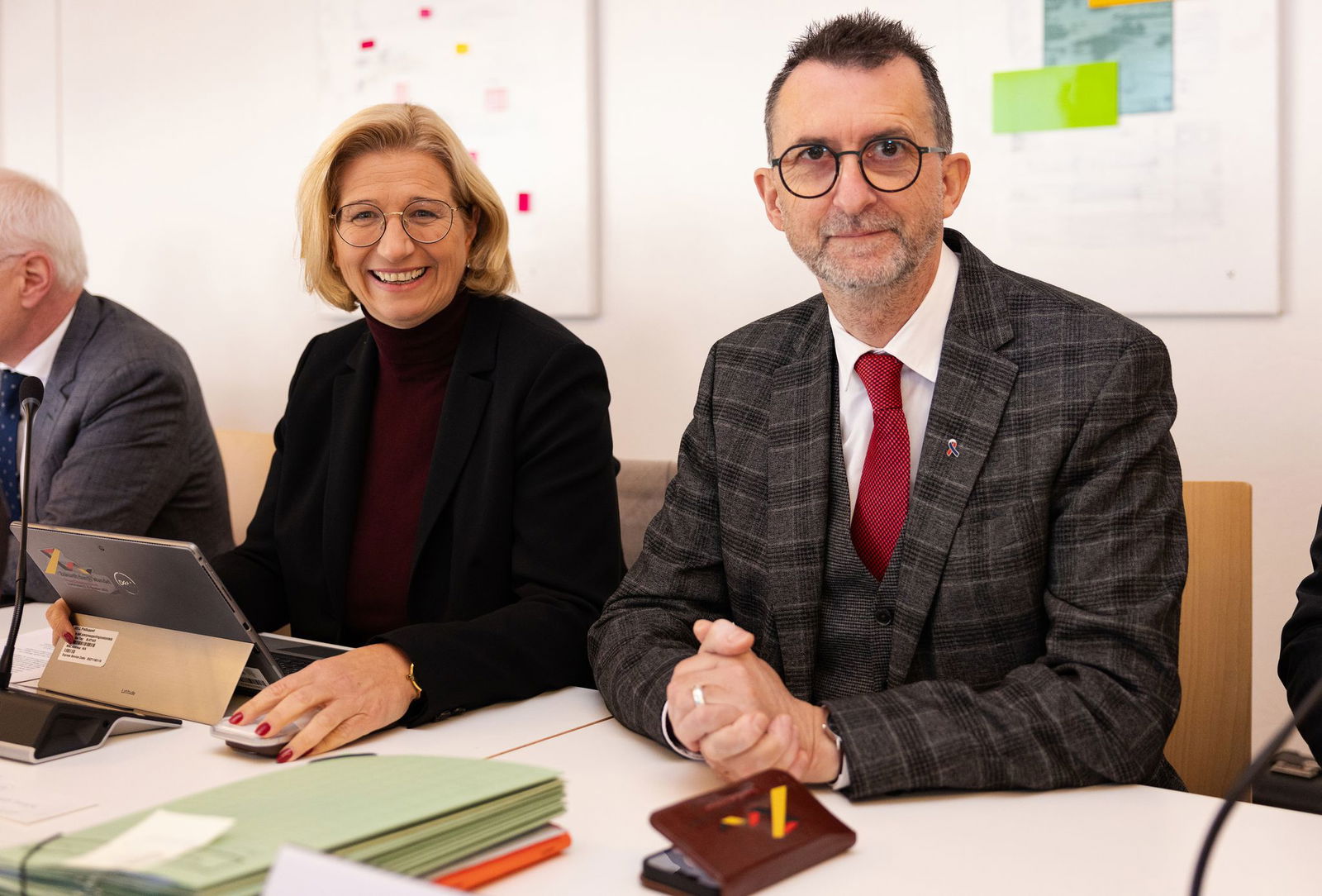Ministerpräsidentin Anke Rehlinger (SPD) und Innenminister Reinhold Jost (SPD) wollen gemeinnützige Vereine unterstützen (Archivbild). 