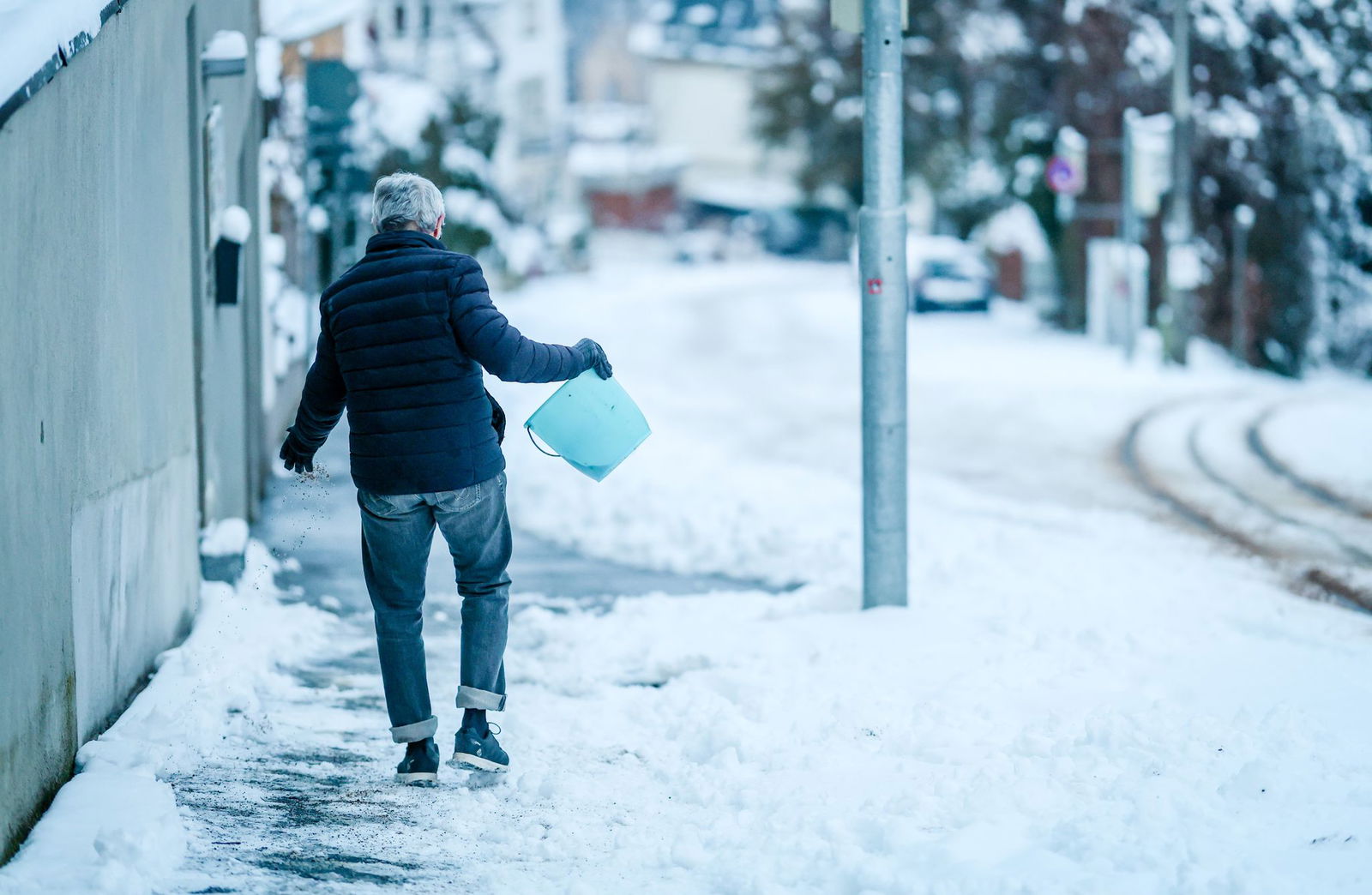 Bei dem Winterwetter ist Streuen angesagt.