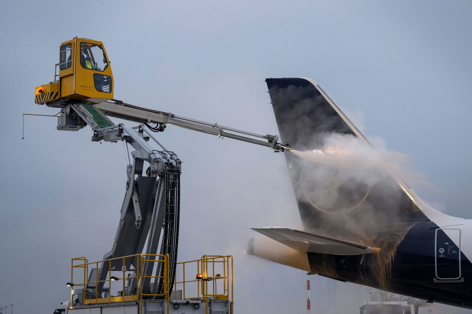 Zahlreiche Flieger müssen enteist werden - das sorgte auch am Abend für Verzögerungen am Frankfurter Flughafen.