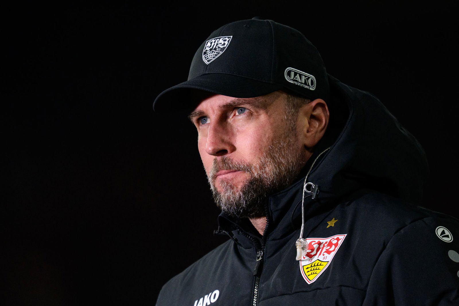 Voller Fokus: Für Sebastian Hoeneß und den VfB Stuttgart geht es in Rom um wichtige Punkte. (Archivbild)