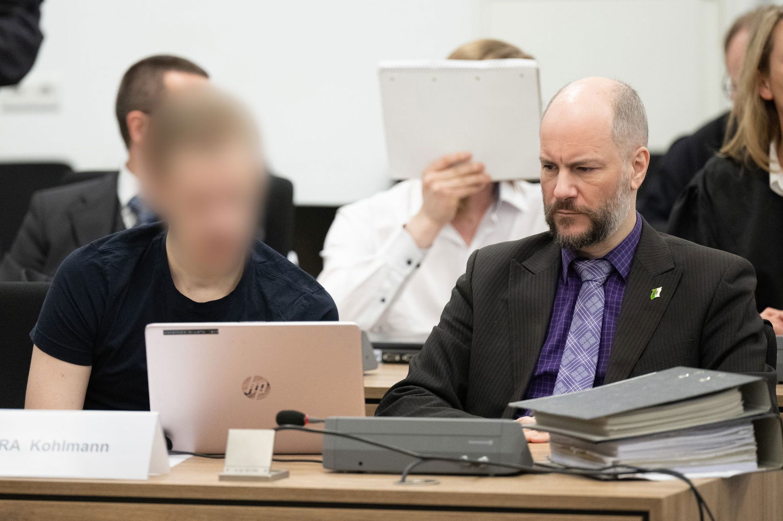 19 Verteidiger sind bei dem Prozess anwesend.