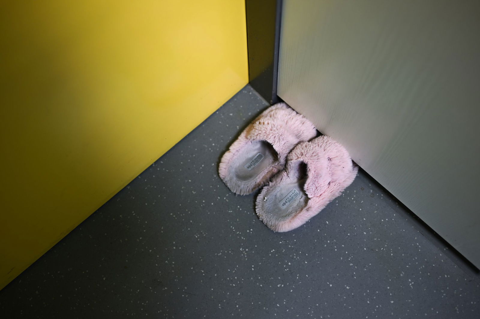 Es sind deutlich weniger Frauen als Männer untergebracht. 