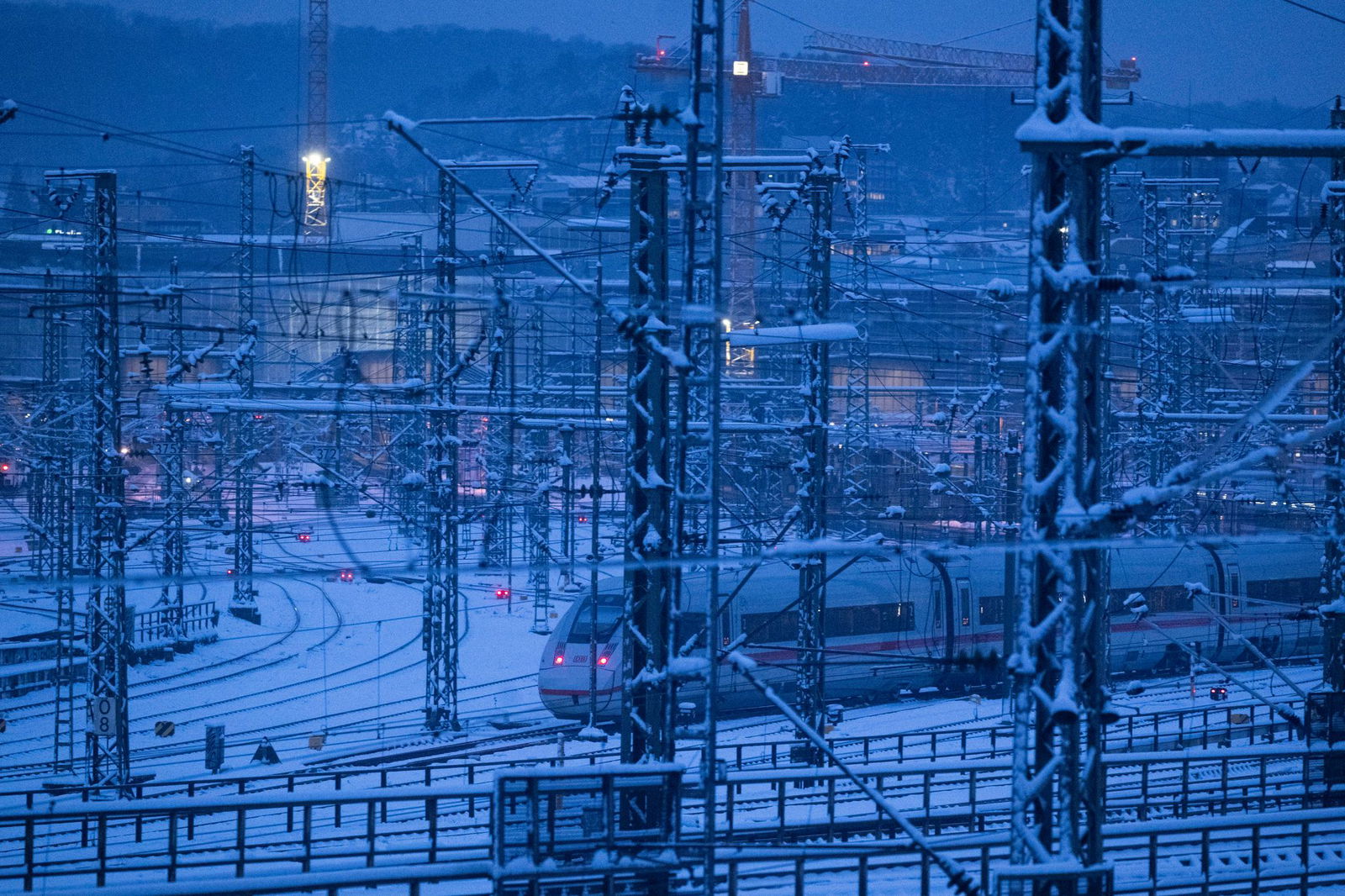 Das Schneetreiben hat auch Pendler getroffen. 