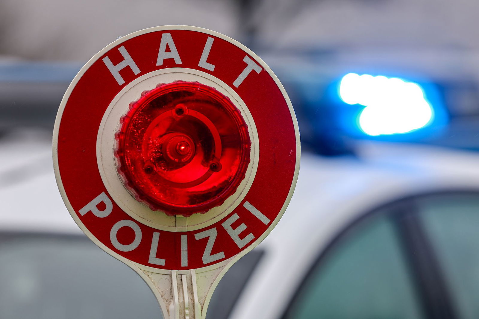 Die Polizei kontrollierte den Busfahrer und führte einen Alkoholtest durch. (Symbolbild)