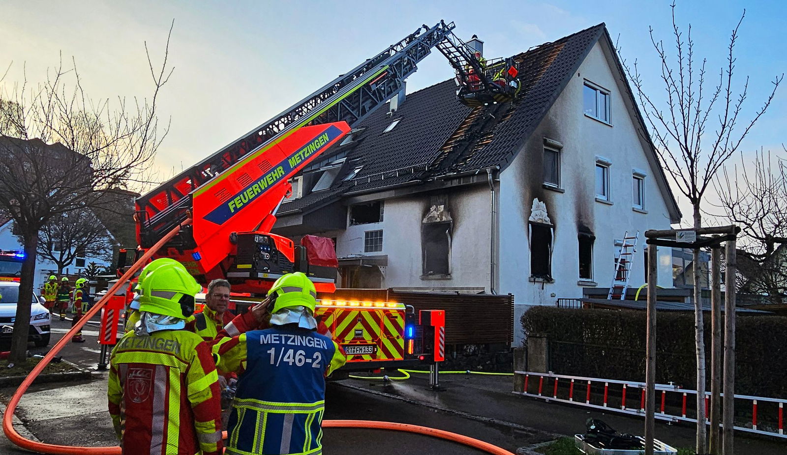 Der Feuerwehreinsatz in dem Mehrfamilienhaus dauerte bis zum Nachmittag. 