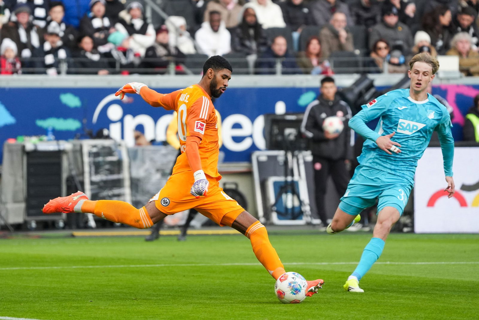 Erst stark, beim Gegentor aber unglücklich: Frankfurts Torhüter Kaua Santos.