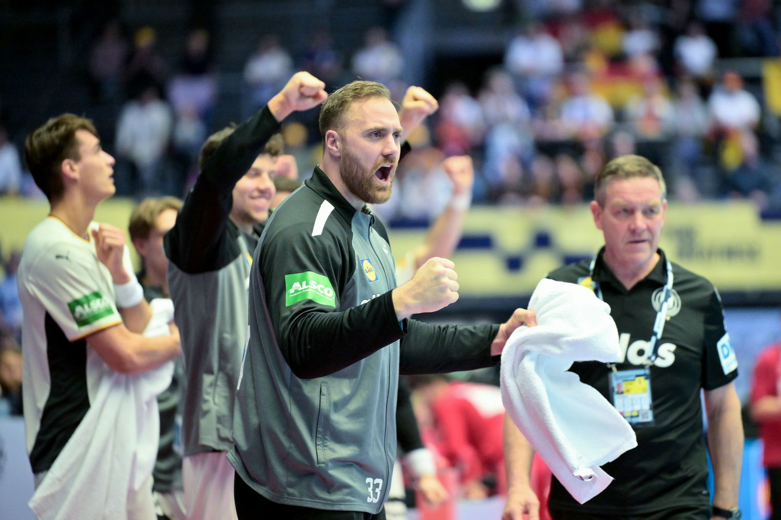 Zunächst nur Zuschauer: Torhüter Andreas Wolff unterstützt von der Seitenlinie.