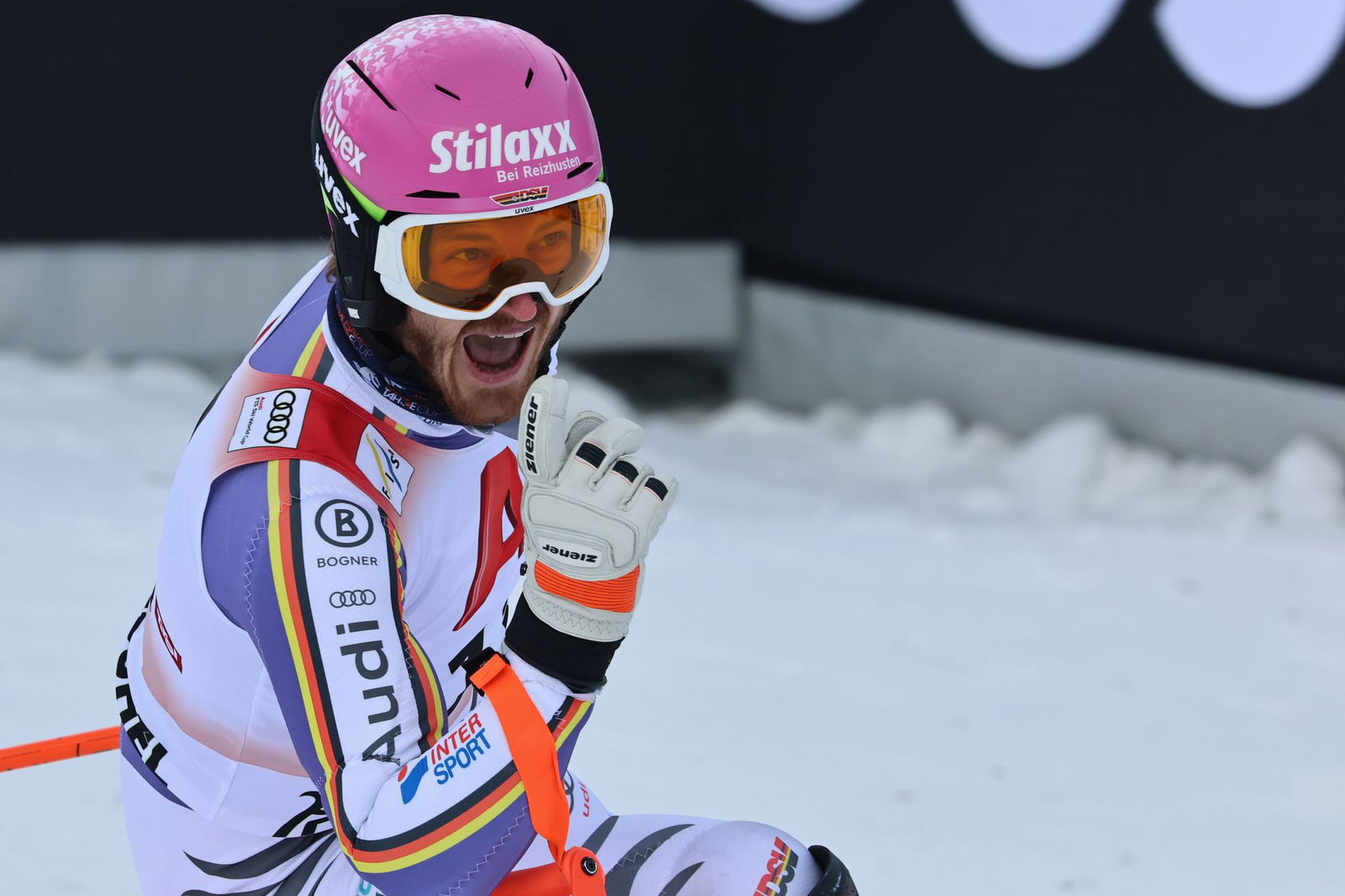 Linus Straßer jubelt über Platz drei im Slalom von Kitzbühel.