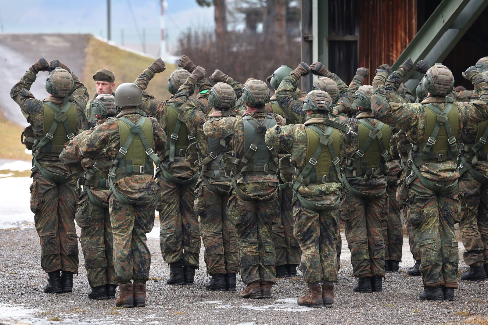 Nach dem Skandal bei den Fallschirmjägern spricht Generalleutnant Freuding von «individuellen Verfehlungen». 