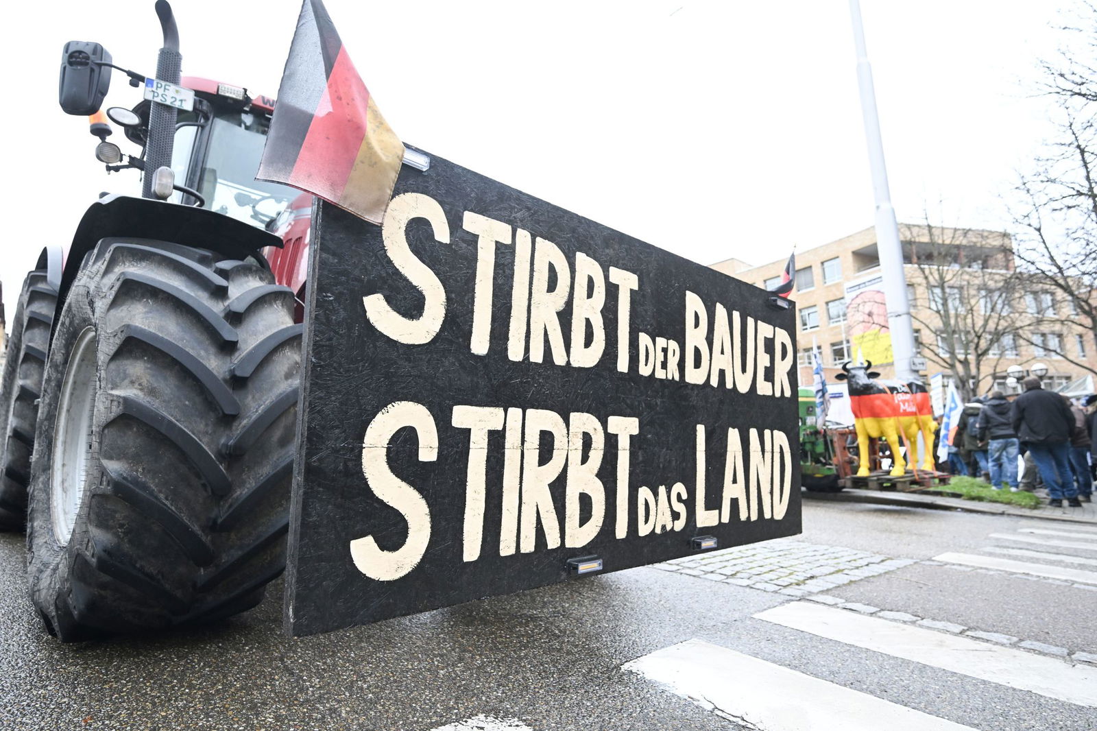 Vor dem Landwirtschaftsministerium in Stuttgart haben Dutzende Bauern demonstriert.