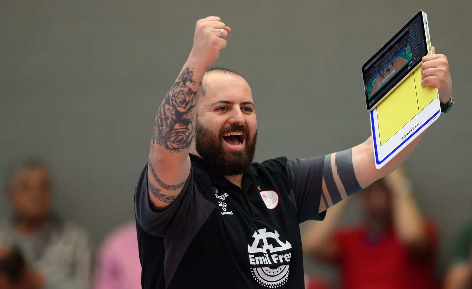 Konstantin Bitter und die Stuttgarter Volleyballerinnen stehen in der nächsten Runde.