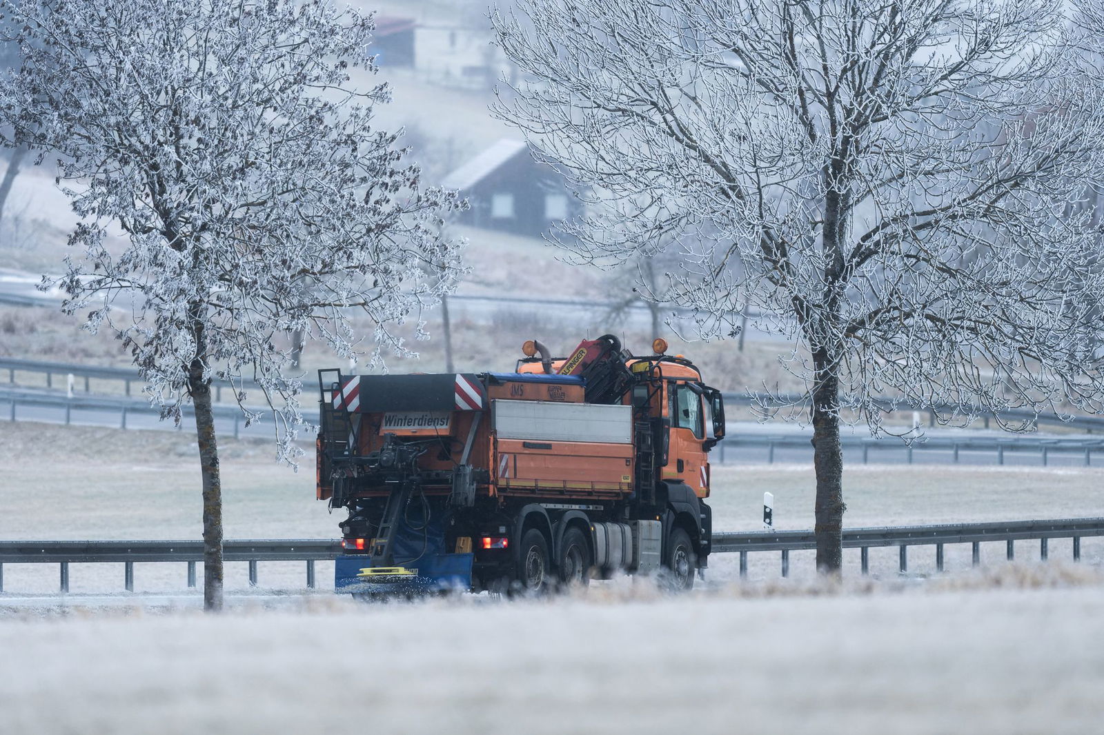 Nach dem Zusammenstoß mit dem Räum- und Streufahrzeug kam der 40-jährige Autofahrer schwer verletzt ins Krankenhaus. (Symbolbild)