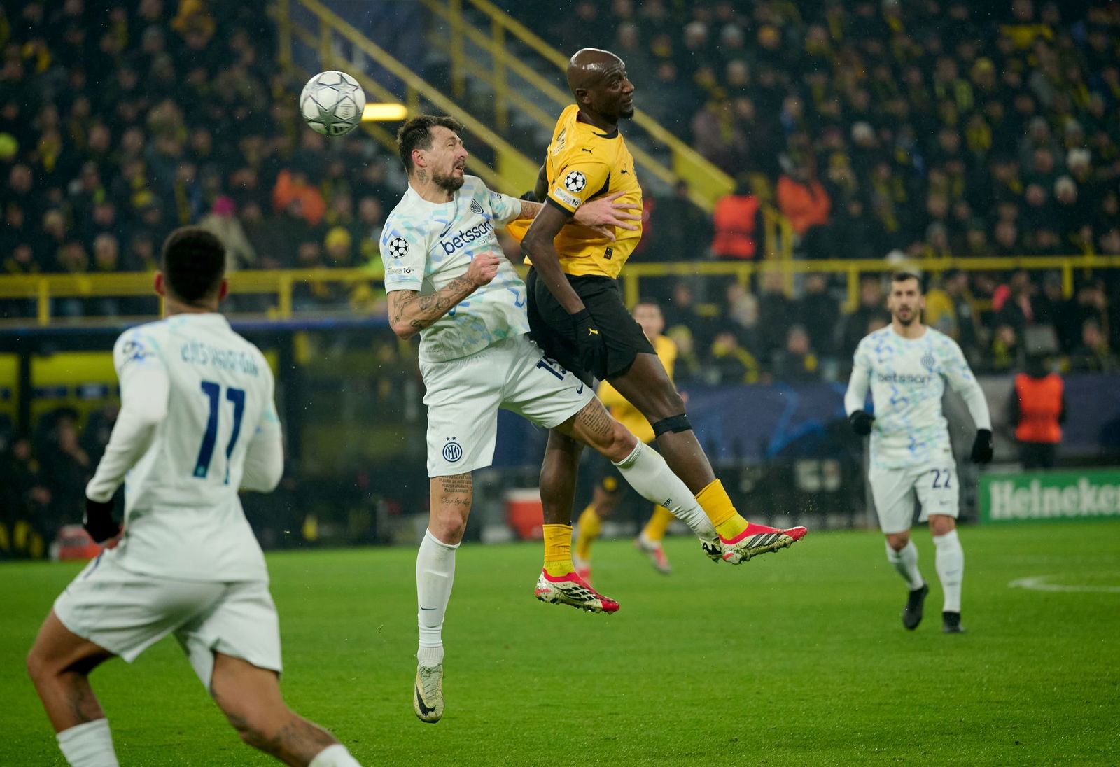 Serhou Guirassy (r) steckt im Formtief.