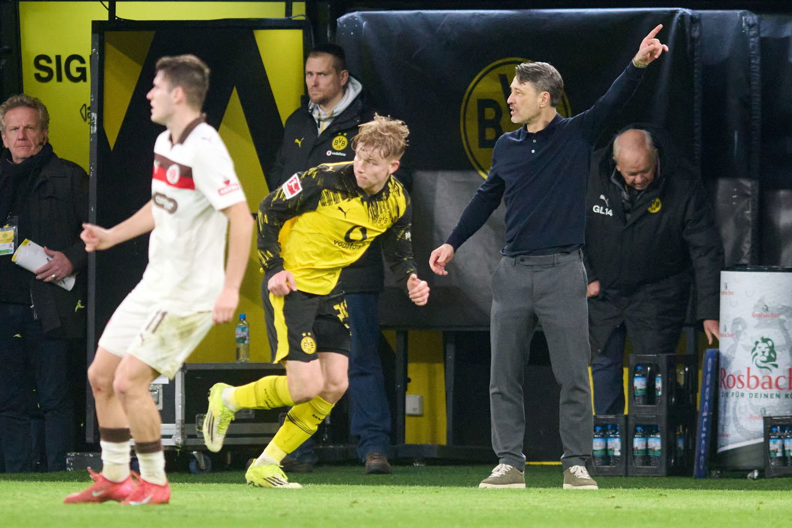 Niko Kovac (r) gibt beim BVB die Richtung vor.