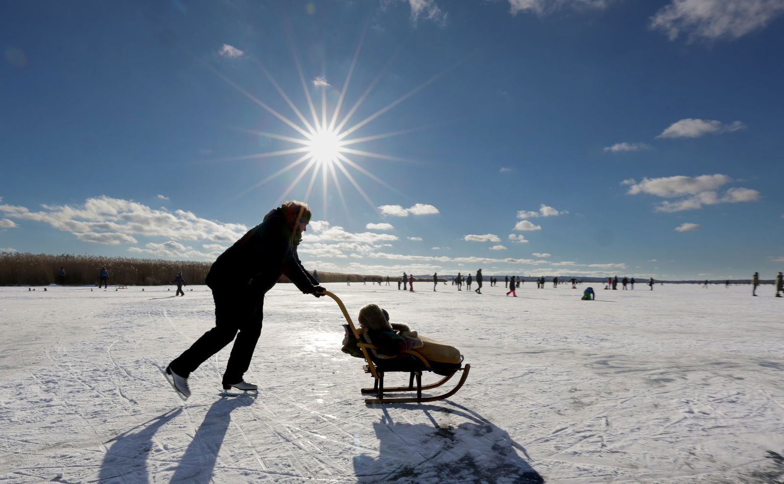 Der See ist völlig zugefroren.