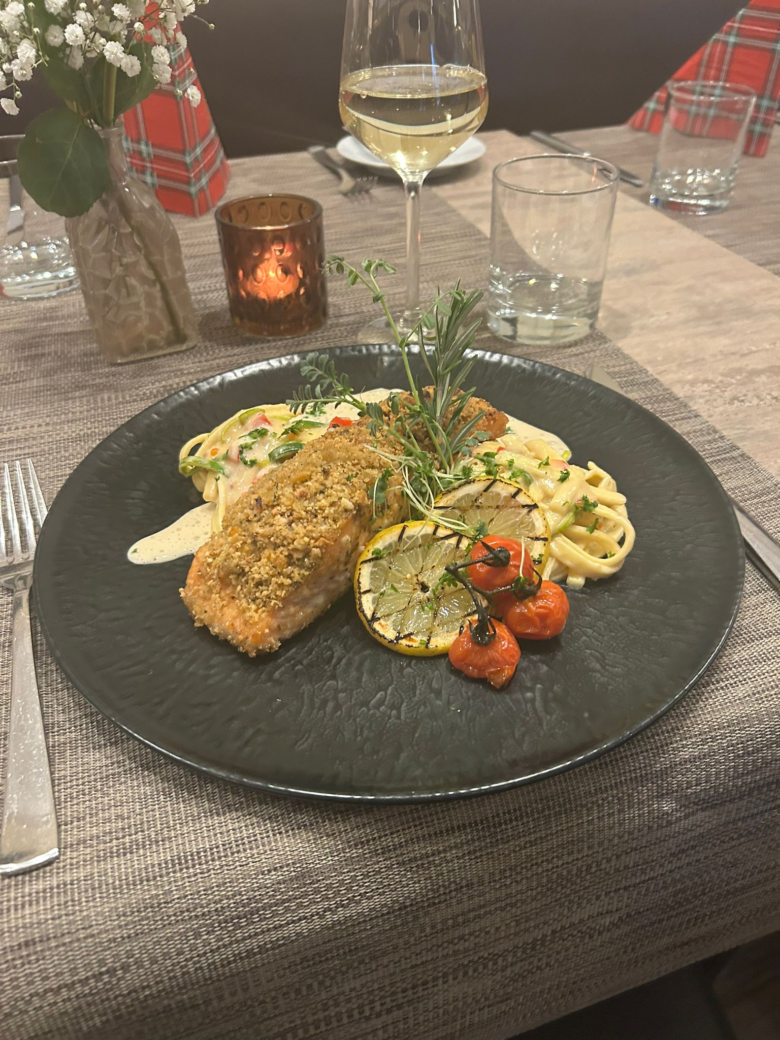 Lachs unter Aprikosen Mandelkruste mit Bandnudeln in einer Zitronengras Kaviar Sauce