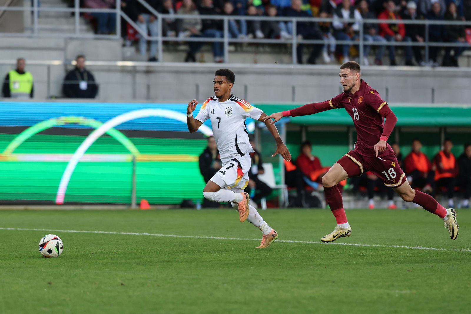 Atanas Chernev (r) wechselt auf Leihbasis zum 1. FC Kaiserslautern. (Archivbild)