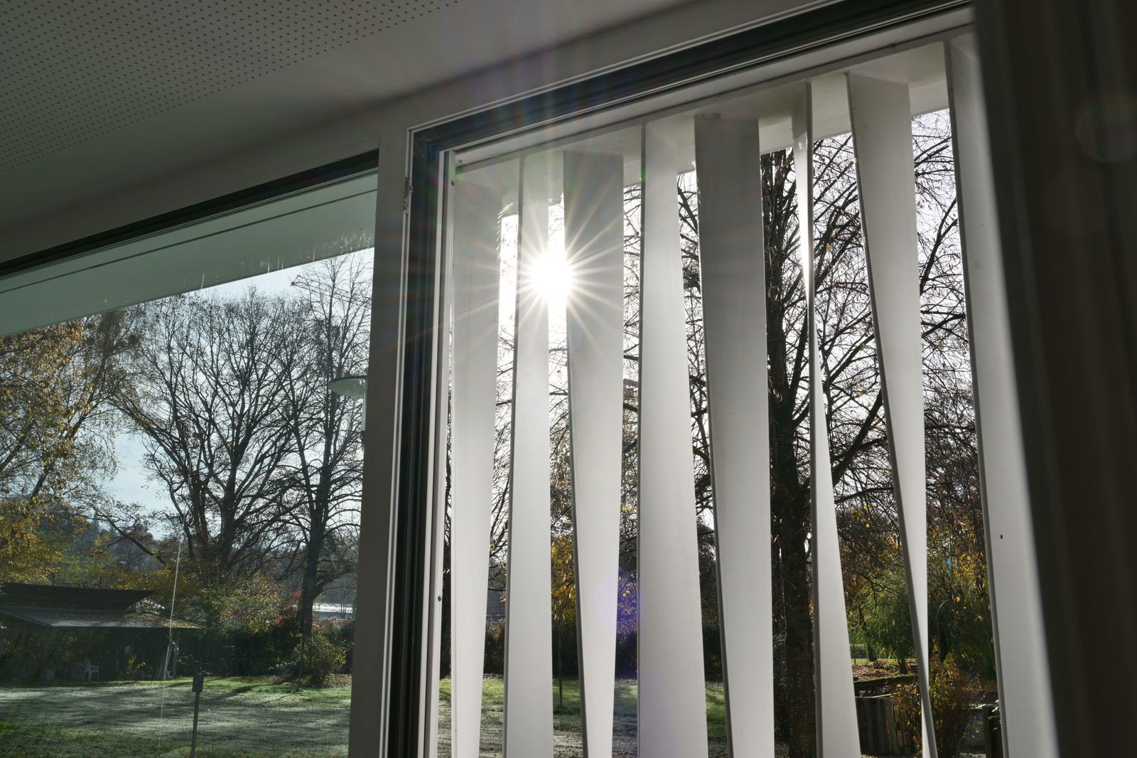 Die Zimmer haben große Fenster mit Blick ins Grüne.