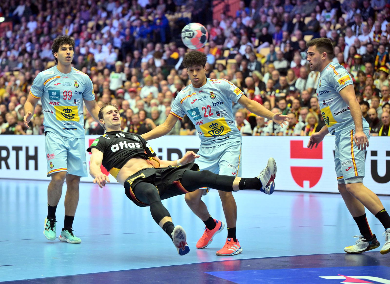 Mit vollem Einsatz dabei: Deutschlands Spielmacher Juri Knorr. 