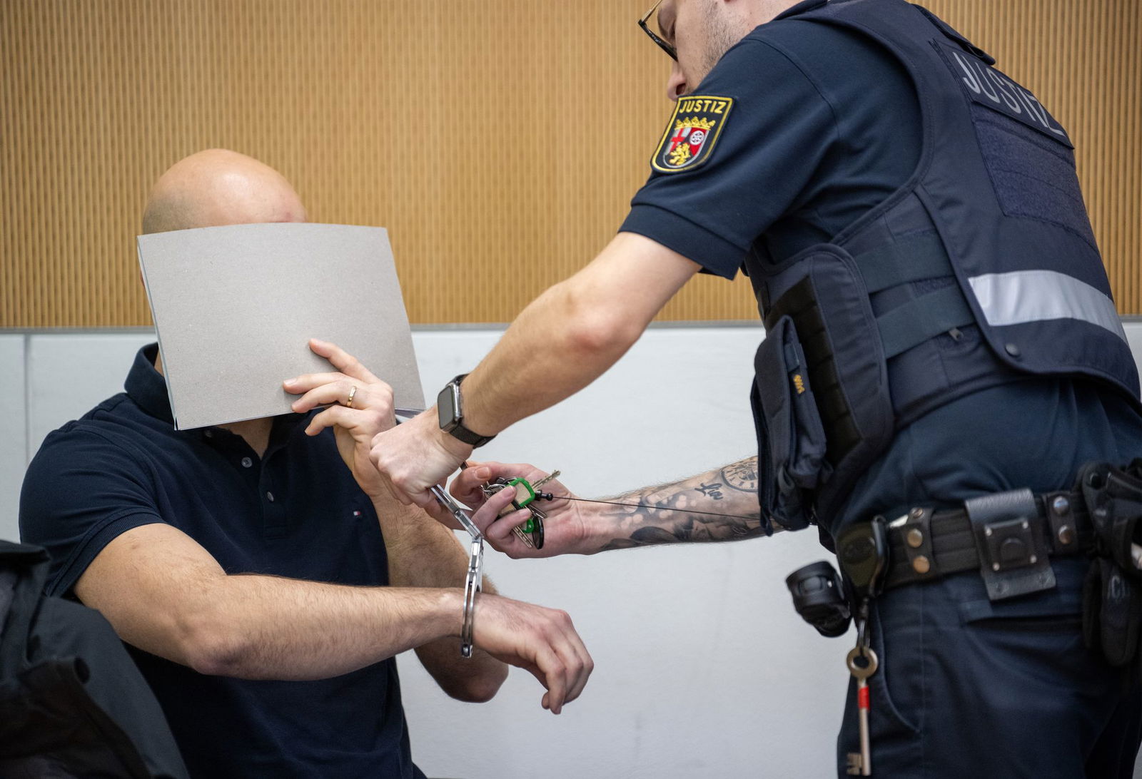 Der Angeklagte kann sich nach eigener Aussage an die Tat nicht erinnern.