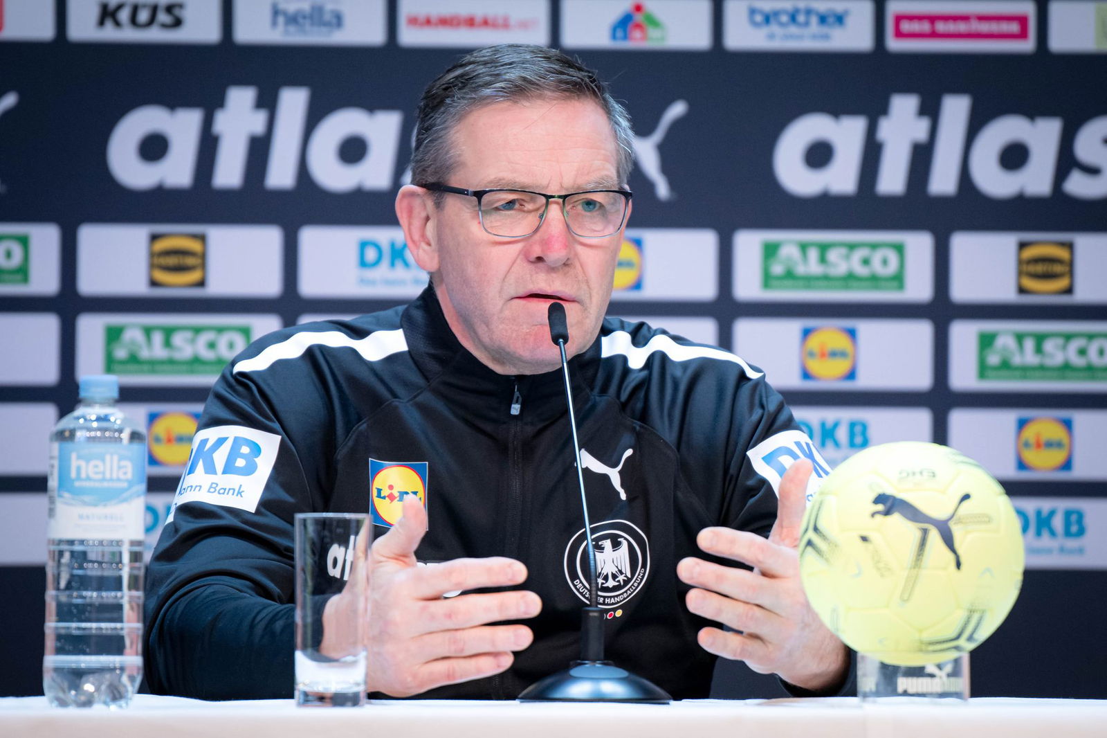 Auf die deutschen Handballer um Bundestrainer Alfred Gislason wartet gegen Frankreich ein Endspiel ums EM-Halbfinale. 