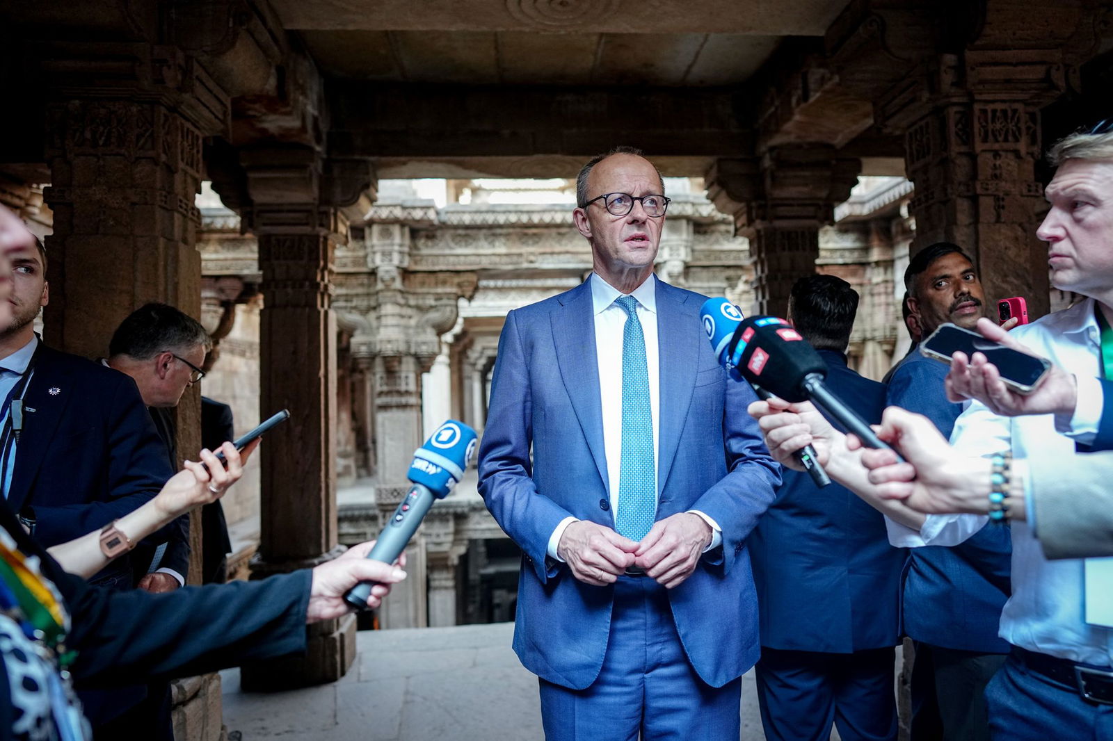 Bundeskanzler Friedrich Merz (CDU) äußert sich am Rande seines Indien-Besuchs auch zur Diskussion die Drohungen von US-Präsident Donald Trump gegen die offiziell zum Nato-Partner Dänemark gehörenden Arktis-Insel Grönland.