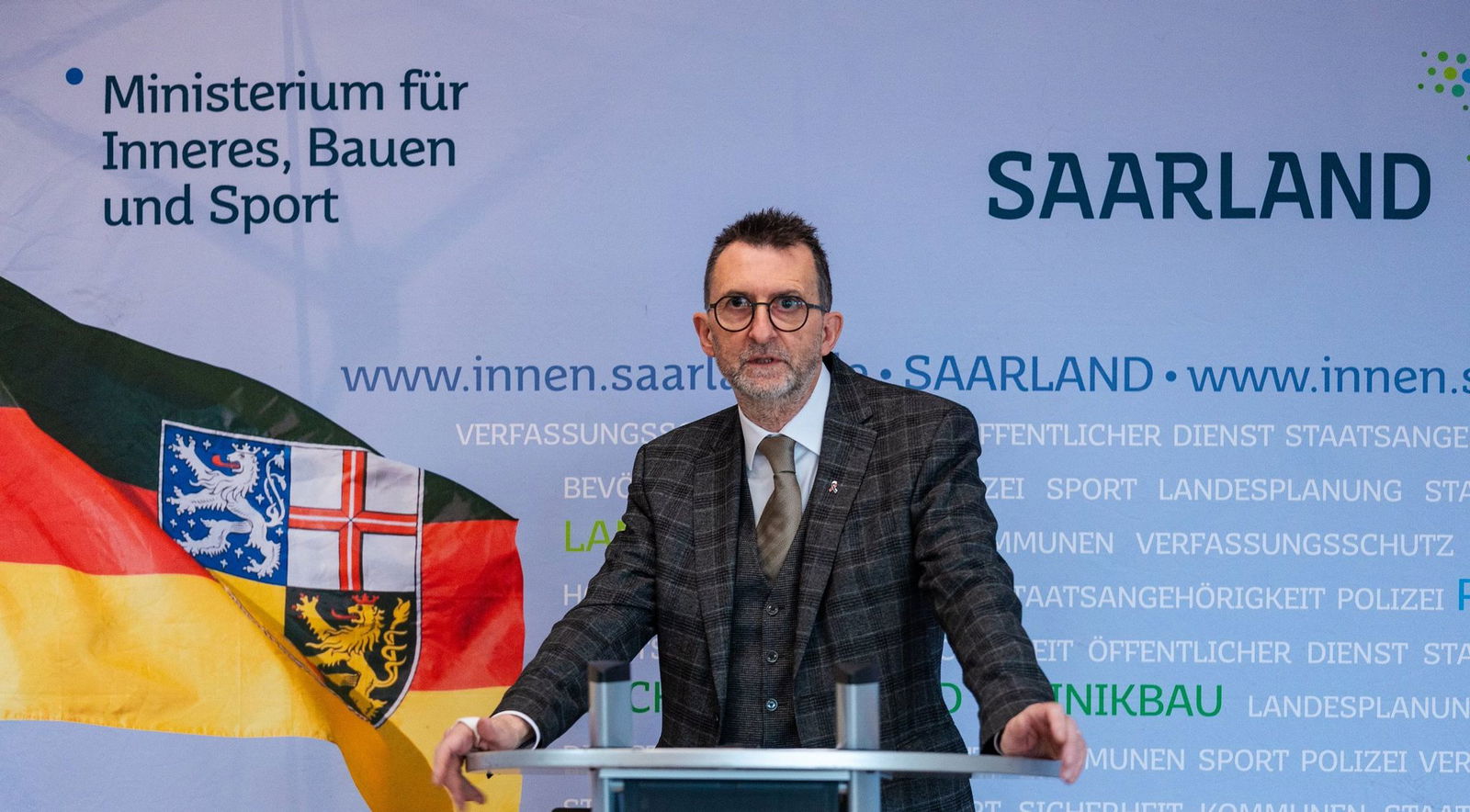 Saar-Innenminister Jost (SPD) befürwortet die Forderung nach einer Befragung unter den Beschäftigten der Polizei. (Archivbild)