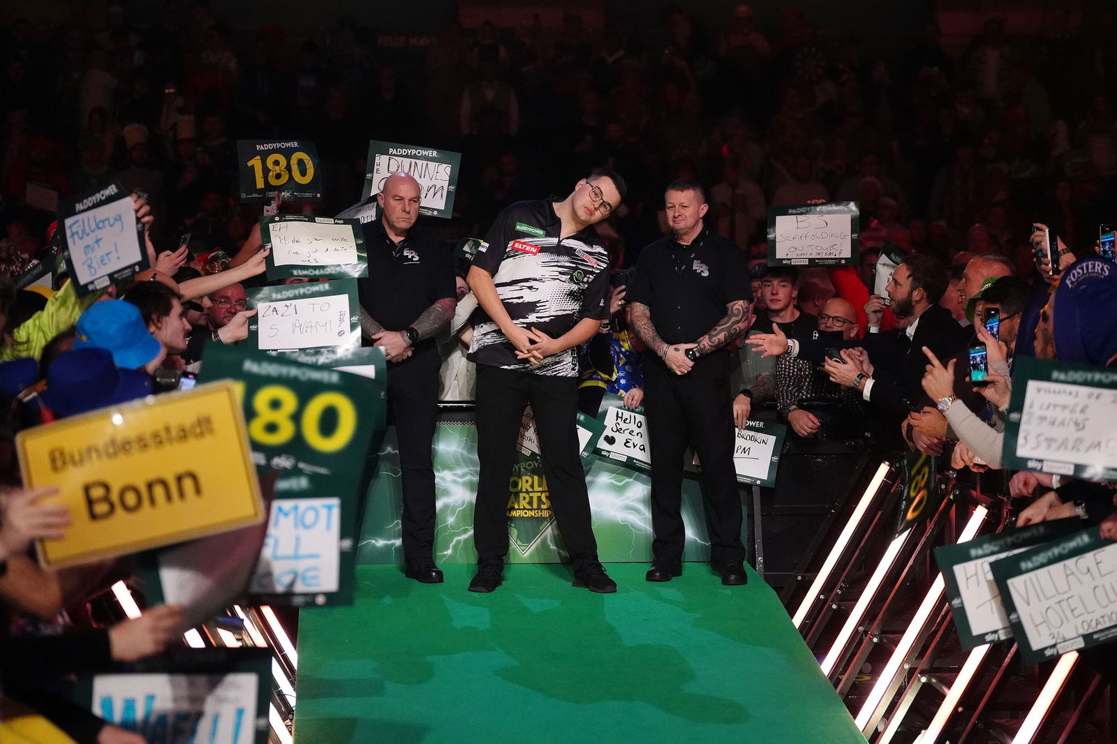 Gian van Veen fordert Luke Littler im Finale der Darts-WM.