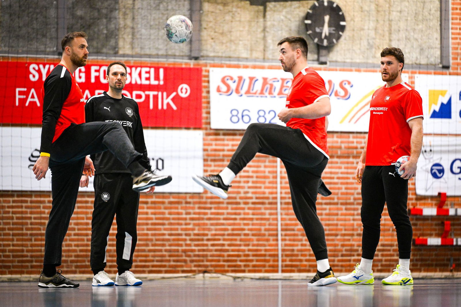 Fußball zum Aufwärmen: Die deutschen Handballer bereiten sich auf Österreich vor. 