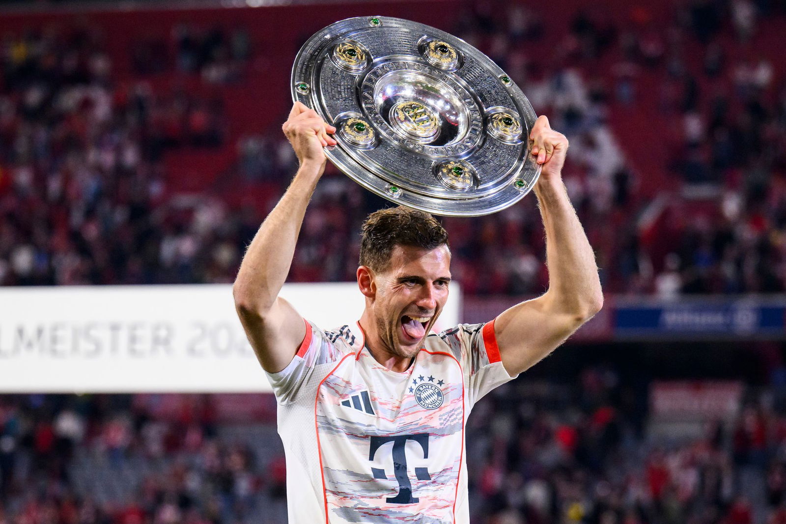 Mit «vollen Händen», wie hier mit der Meisterschale 2025, will sich Leon Goretzka aus München verabschieden.