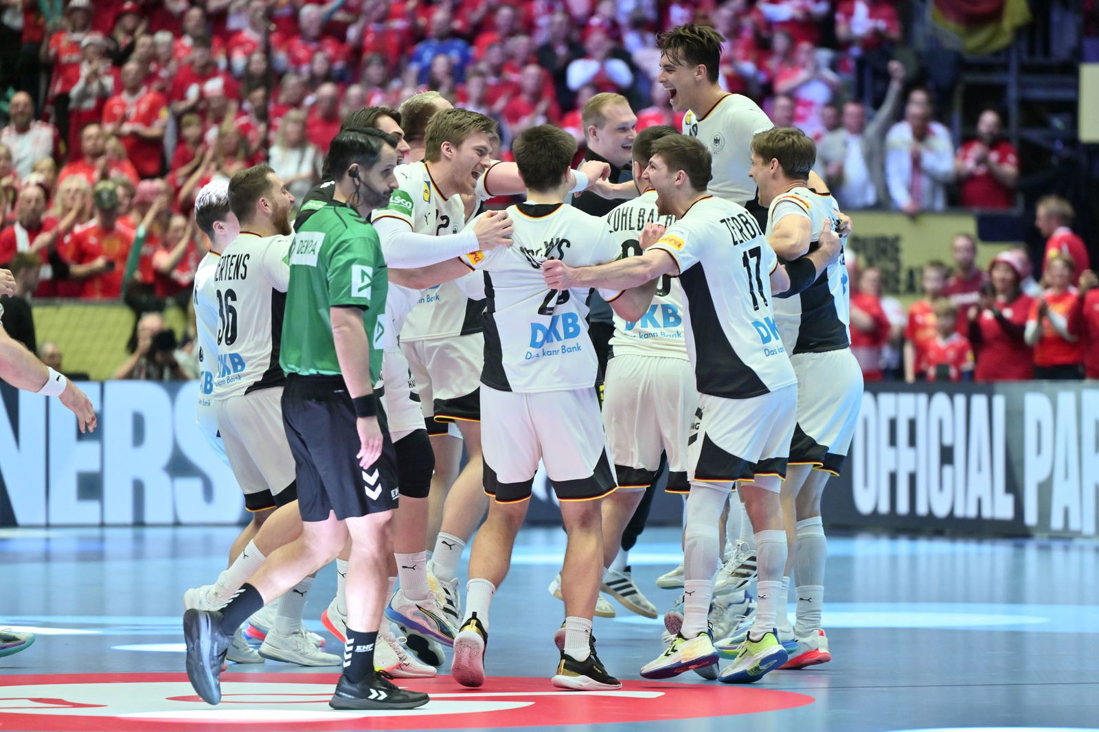 Die deutschen Handballer möchten auch im EM-Endspiel gegen Dänemark jubeln.