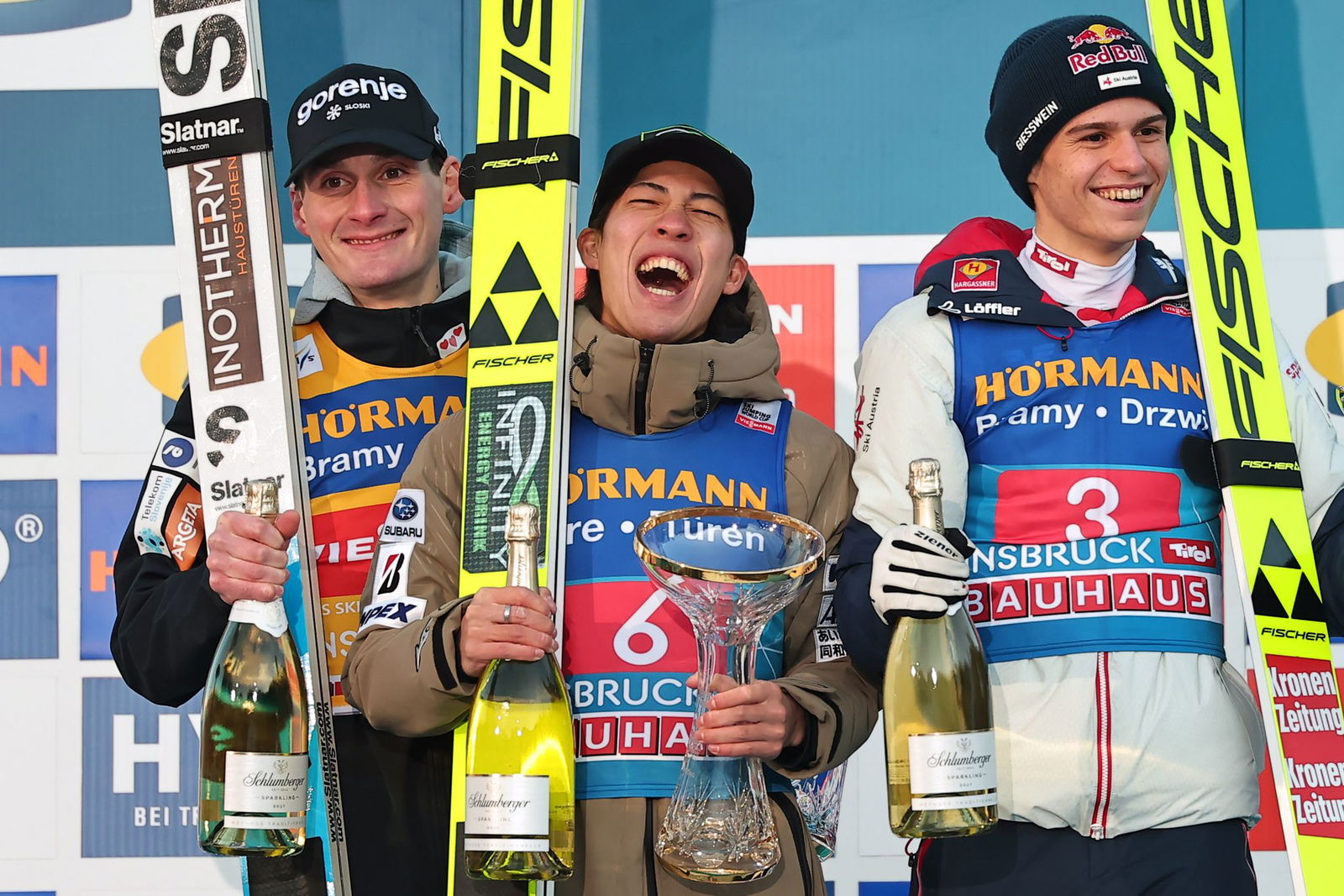 Domen Prevc (l) stand diesmal nicht als Sieger auf dem Podium.