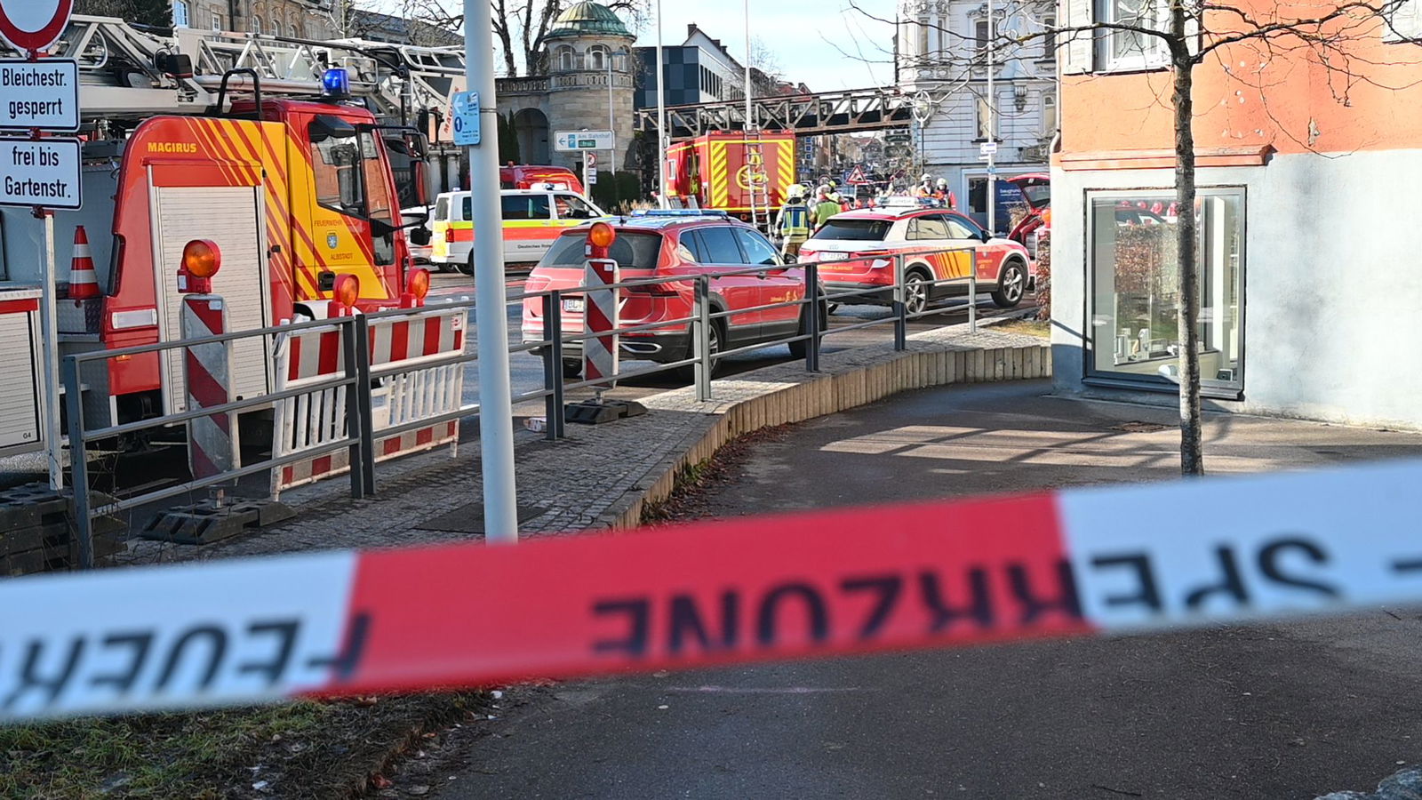 Rettungskräfte, Feuerwehren und Polizei sind im Einsatz.