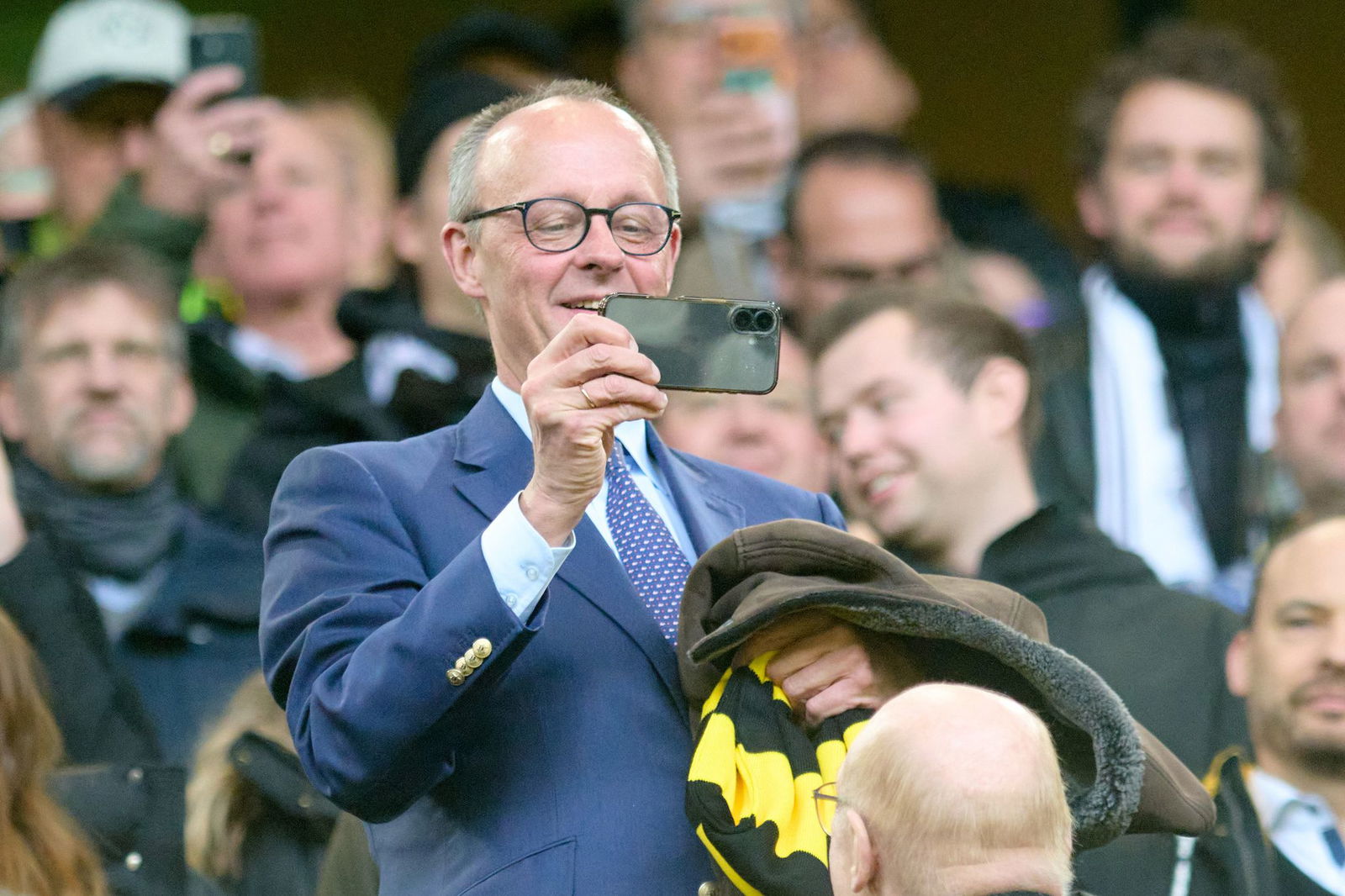 Der Kanzler bekommt einen BVB-Sieg zu sehen. 