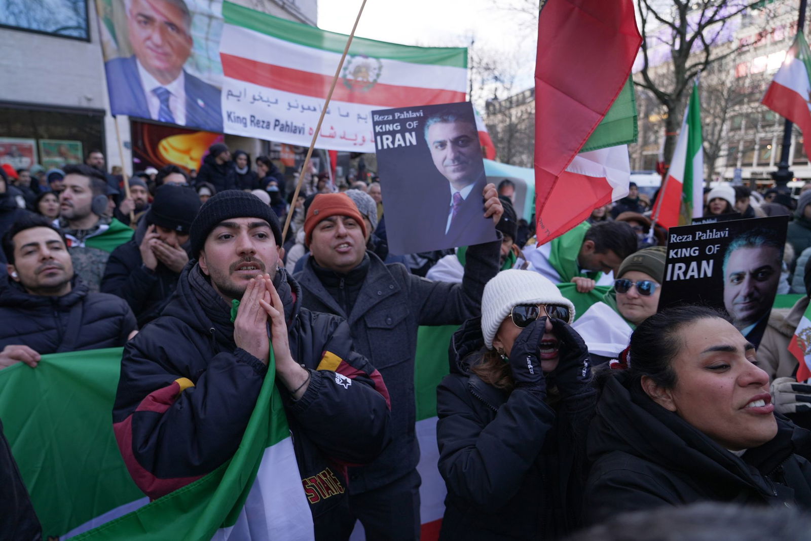 Aus Solidarität mit den Demonstranten im Iran gingen auch in Berlin und Frankfurt am Main Menschen auf die Straße.