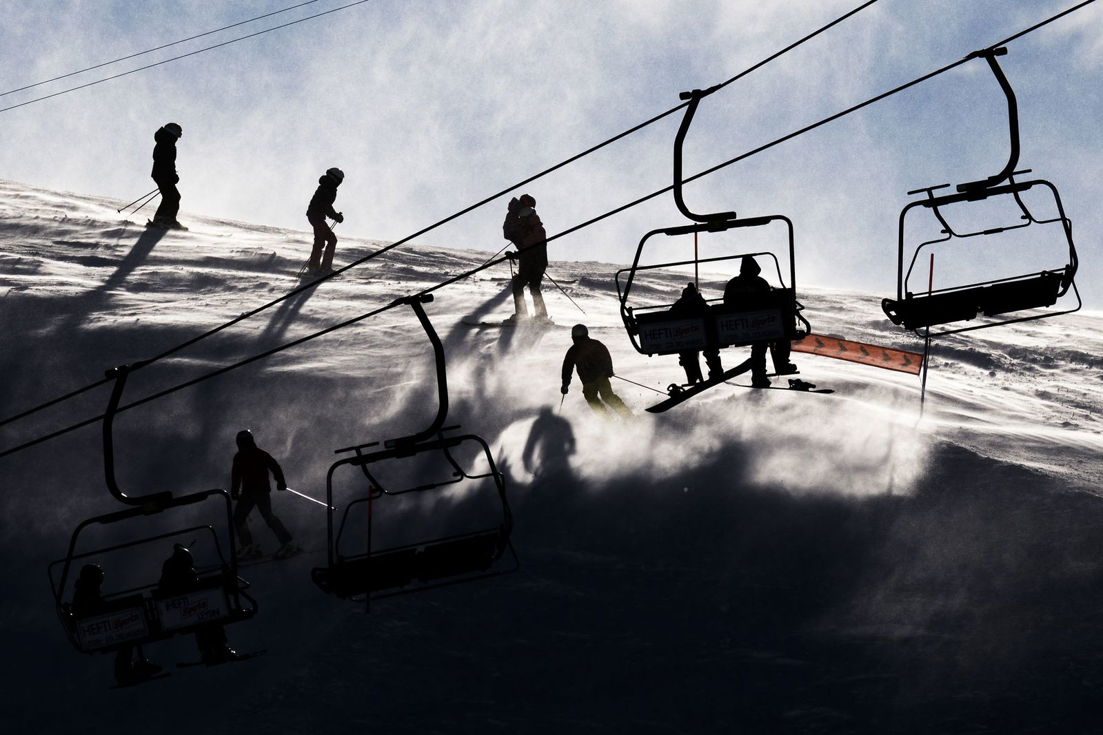 Auf Skipisten in Österreich und der Schweiz sind am Wochenende erneut mehrere Freizeitsportler verunglückt.