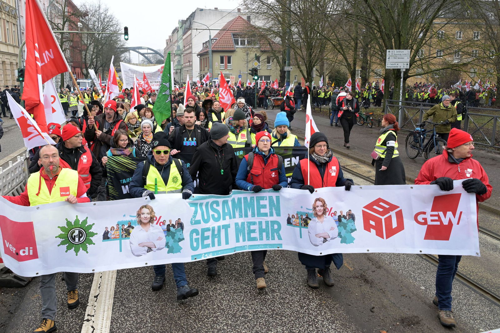 Mit Protesten begleiteten Beschäftigte die Verhandlungen in Potsdam. 